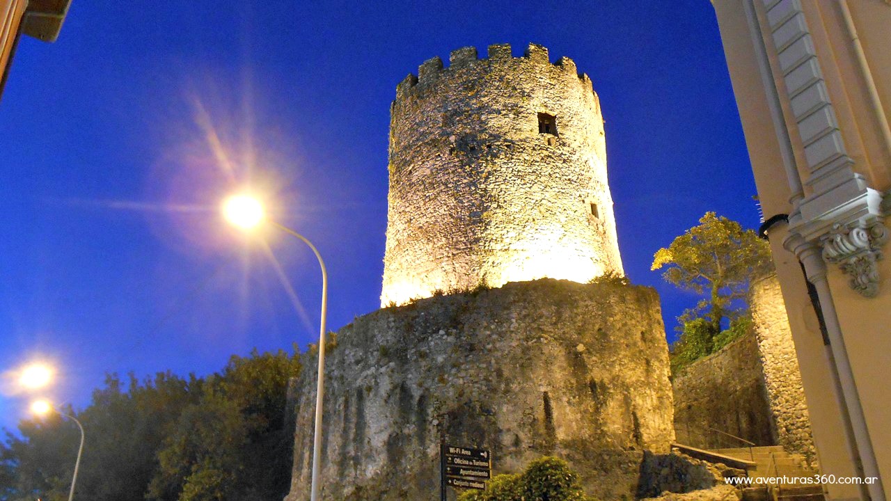 La medieval torre de Llanes, a sus pies un cartel indica Wi-Fi. Simplemente Europa. DSCN2609